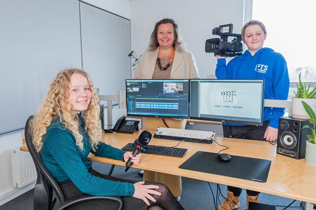 Den Umgang mit Kamera und Mikrofon lernen Clara und Simon beim Verein Lern.Film.Studio – im Bild mit Obfrau Susanne Radke.