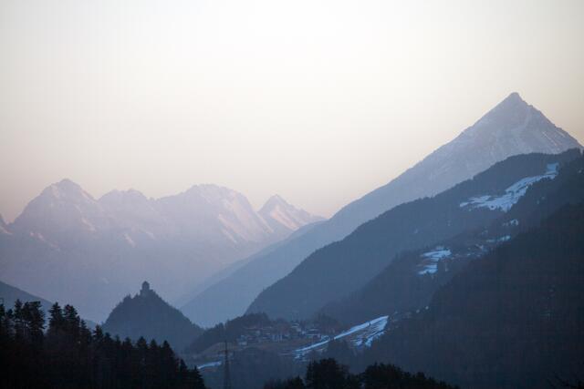 Bild 12_# 3425_7,30 Uhr: Blick in Richtung Osten. Wie den nachfolgenden Fotos in Richtung Westen und Norden entnommen werden kann, ist dort die Luft schon wieder staubfrei. Hier in Richtung Osten ist noch ein kleiner Staubanteil in der Luft und deshalb noch nicht so klare Sicht! | Foto: © by Ing. Günter Kramarcsik - Grafik von ZAMG