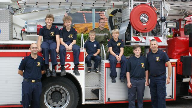 Feuerwehrchef Günter Jammerbund (r.) mit der Jungfeuerwehr sagt der Bevölkerung Danke. | Foto: FF St. Johann