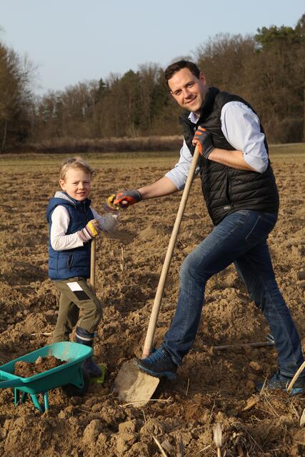 Maximilian und Christian Neubauer freuen sich auf viele Interessierte fürs "Gemüsegartln" bei der Tenne. | Foto: Nina Bürger