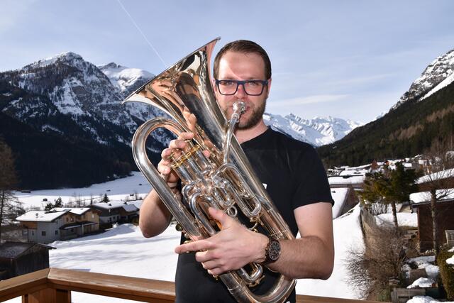 Georg Pranger aus Trins mit seinem Lieblingsinstrument, dem Euphonium.