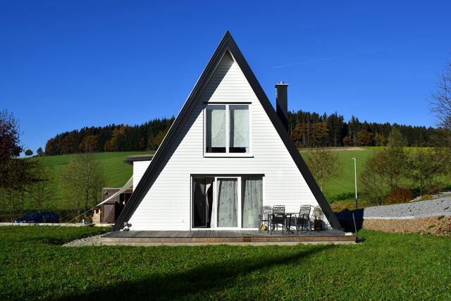 Das Wort „Attic“ heißt im Englischen „Dachraum/Mansarde“.