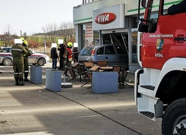 Die Feuerwehr Gföhl wurde diese Woche zu einem spektakulären Unfall gerufen.  | Foto: Feuerwehr Gföhl