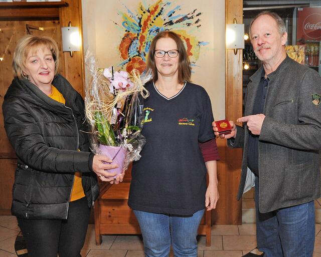 Firmenchefs Margit und Thomas Czihak bedanken sich bei ihrer langjährigen Mitarbeiterin Josefa Fenzl (mitte) für 20 Jahre Treue.