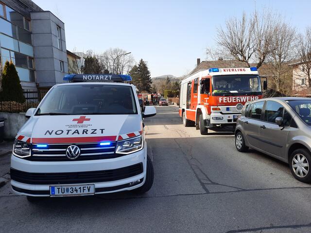 Ein Auto war bei Arbeiten auf eine Person gestürzt: das Rote Kreuz sowie die Feuerwehren Kierling und Maria Gugging waren vor Ort.