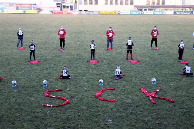 In einem stillen Protest fordert der Fußballnachwuchs des SC Kalsdorf die Erlaubnis zum Training ein.