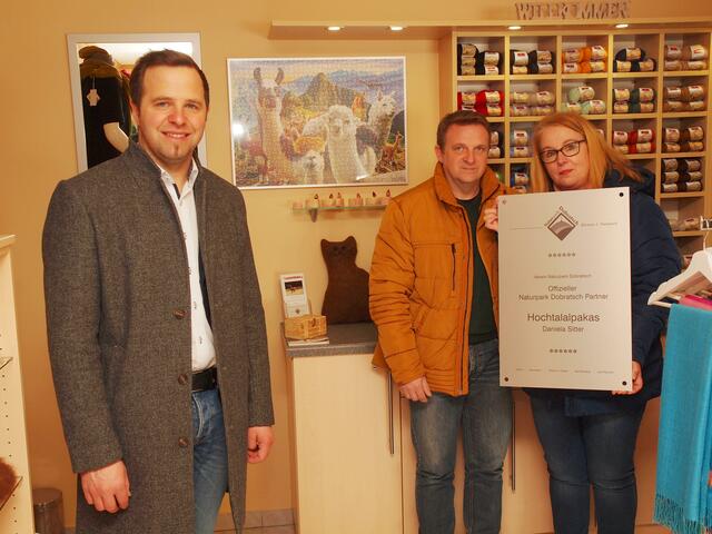 Hochtal-Alpakas: Bürgermeister Christian Hecher mit Harald und Daniela Sitter (von links)