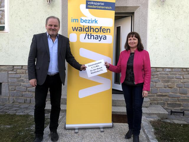 Eduard Köck und Anette Töpfl: "Das Gemeindepaket bringt 7,2 Millionen Euro für den Bezirk." | Foto: Zellinger