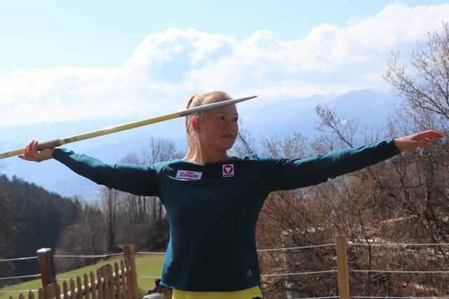Sarah Lagger beim Speerwurf-Training in der Heimat.  | Foto: Foto: privat