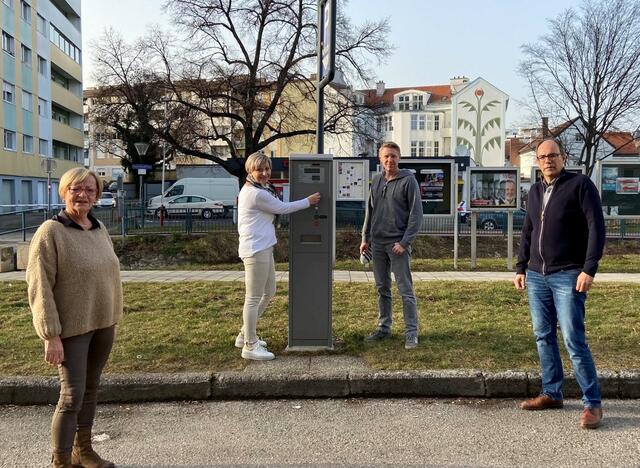 Bürgermeisterin Ingrid Salamon, Stadträtin Claudia Schlager, Gemeinderat Thomas Tschach und Vizebürgermeister Otmar Illedits vor dem Parkautomat beim Gemeindeamt. | Foto: SPÖ MA