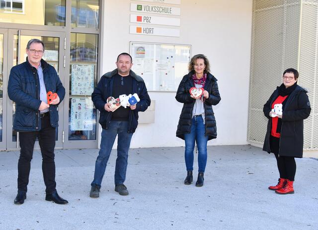 Von links: Fotograf Reinhold Polsinger, Kiwanis Club Lavanttal-Präsident Manfred Zaufl, Schulleiterin Andrea Zraunig und Sonderschullehrerin Petra Griengl