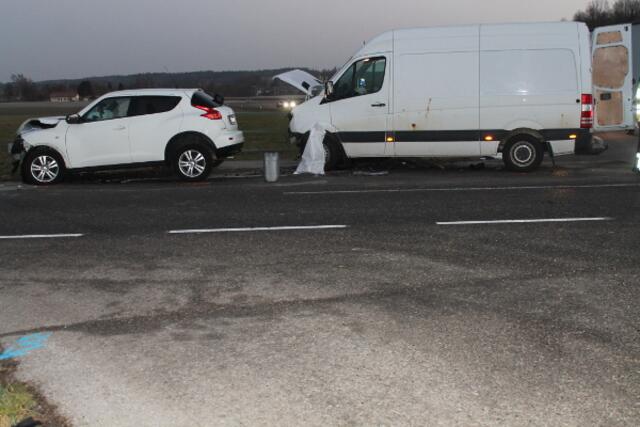 Die Autofahrer wurden in Krankenhaus Ried gebracht. Auch an den Autos entstand erheblicher Schaden.