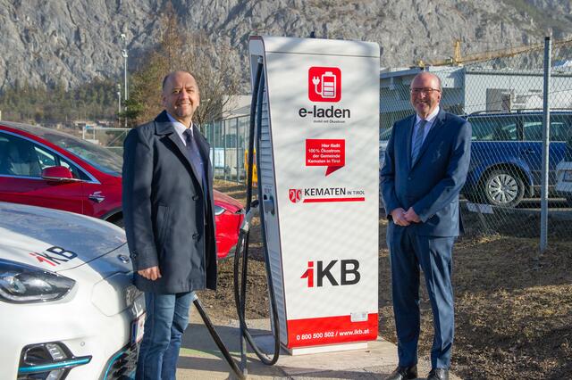 Vizebürgermeister Klaus Gritsch (li.)und IKB-Vorstandsvorsitzender Helmuth Müller freuen sich über die Zusammenarbeit bei der E-Mobilität.