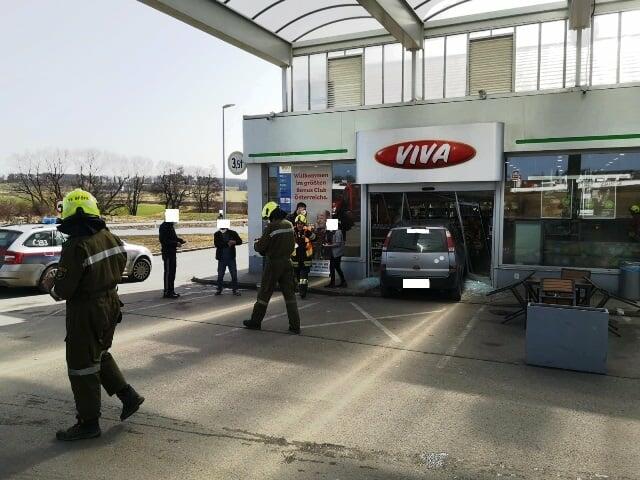 Ein PKW rollte in die Tankstelle in Gföhl hinein.