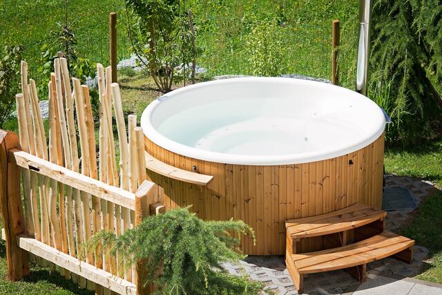 Beim Freizeitverhalten der Österreicher lässt sich eine Trendumkehr beobachten: Der Außenwhirlpool löst den klassischen Swimmingpool immer mehr als Luxussymbol ab.