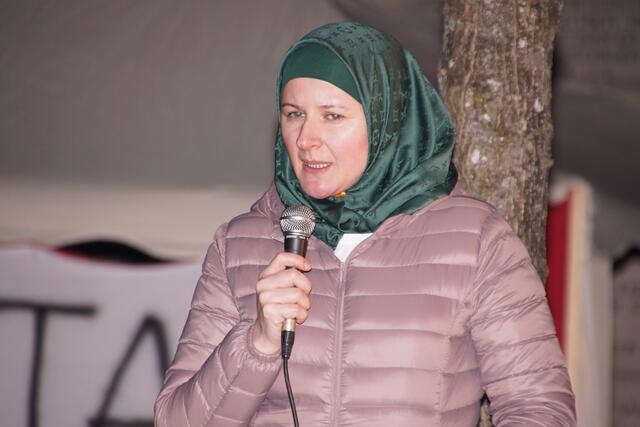 „Ich bin allen sehr dankbar, die mir geholfen haben und dafür, dass wir in Haslach so gut aufgenommen wurden. Wir fühlen uns sehr wohl“,  bedankt sich Elsa aus Haslach , vor ihrer Flucht Lehrerin in Tschetschenien und angehende Altenpflegerin.  | Foto: Helmut Eder