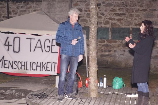 In einer  Diskussion, moderiert von der Betriebsseelsorgerin Margit Scherrer (r) aus Pfarrkirchen berichteten Teilnehmer über e Beispiele für gelungene Inklusion in der Region. | Foto: Helmut Eder