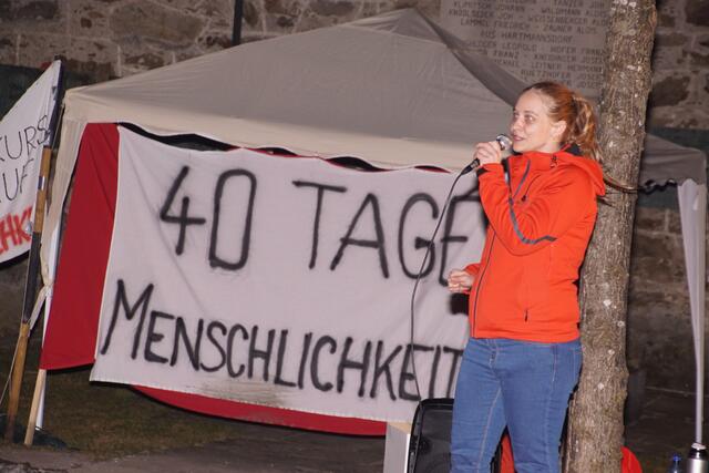 Annna Bräuer berichtet über ihre positiven Erfahrungen in der Begegnung mit Jugendlichen aus verschiedenen Kulturen im Jugendclub sHeaven in Rohrbach. | Foto: Helmut Eder