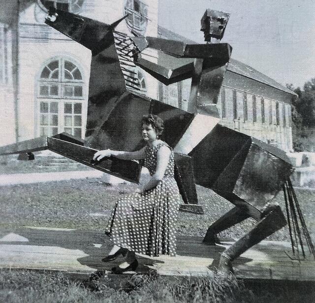 Pferde-Skulptur im Schlosspark vor der Orangerie 1954 von dem burgenländischen Künstler Rudolf Kedl