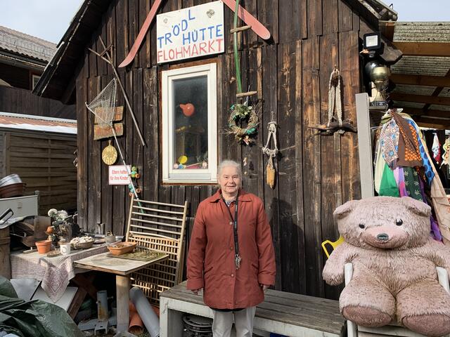Karin Bauer vor jener Hütte, mit der die Trödel-Leidenschaft begann. Freitag und Samstag, von 9 bis 16 Uhr ist der Flohmarkt "Bauers Trödelhütte" geöffnet.