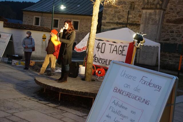 Einen Erfahrungsaustausch über gelungene Inklusion zwischen neu zugezogenen Menschen aus anderen Kulturen und vor Ort geborenen Menschen gab es bei der ersten Mahnwache am Zeltplatz. | Foto: Helmut Eder