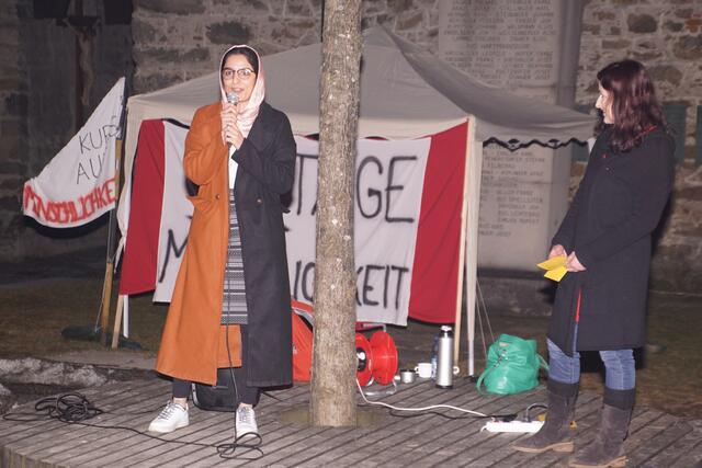 Feveshteh aus Ottensheim mit afghanischen Eltern, wohnte sieben Jahre in Klaffer und besucht eine höhere Schule in Linz. Sie möchte Krankenpflegerin werden, hat aber noch keinen positiven Asylbescheid. Sie hat in Österreich erfahren "Stolz  Frau zu sein!"  | Foto: Helmut Eder