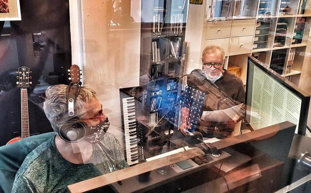 Werner Brix (li.) und Stuart Freeman (re.) im Aufnahmestudio.