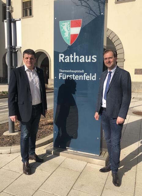 Bürgermeister Franz Jost und Stadtwerke-Chef Franz Friedl stellten die Stadthalle für Test- und Impfstraßen zur Verfügung.