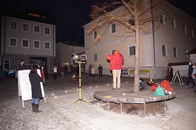 „‚Unter der Linde‘ - Rastplatz, Zeltplatz, Protestplatz und Bühne - 40 Tage gemeinsames Besinnen auf mehr Menschlichkeit und die Würde jedes Menschen“, so beschreibt der Haslacher Arzt Thomas Peinbauer die Haslacher Protestaktion | Foto: Helmut Eder