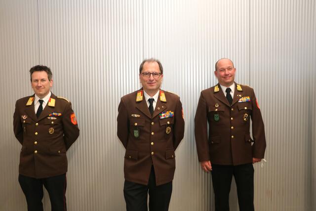 Das Bezirksfeuerwehrkommando: Wilfried Kargl mit Hannes Holzer und Andreas Steuer.