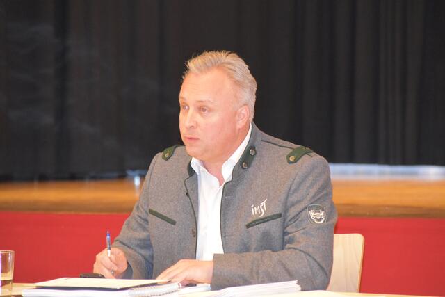 Stadtchef Stefan Weirather musste noch einmal abstimmen lassen. | Foto: Perktold