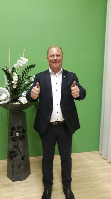 Die Freude über den Sieg steht Dieter Dohr (Liste Dieter Dohr) ins Gesicht geschrieben.
