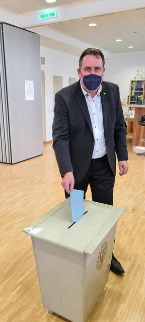 Erwin Baumann bei der Stimmabgabe.
