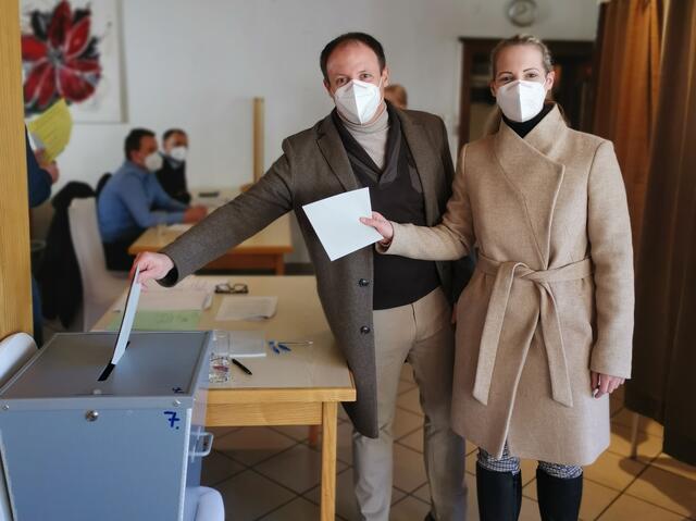 Stefan Delano und Franziska Delano bei der Stimmabgabe