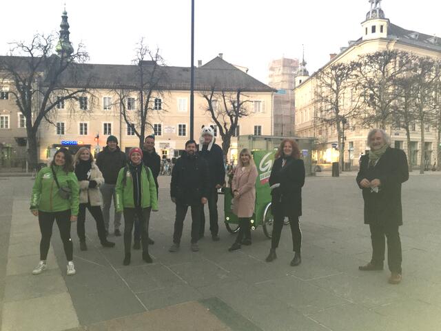 Frank Frey und die Grünen warten bereits vor dem Rathaus Klagenfurt auf die ersten Hochrechnungen.