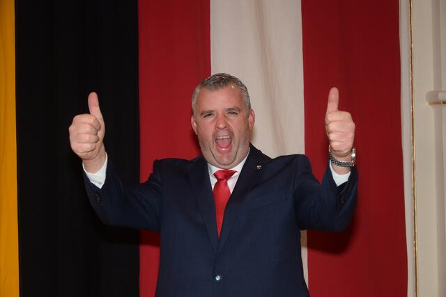 Bürgermeister Hannes Primus strahlt vor Freude.