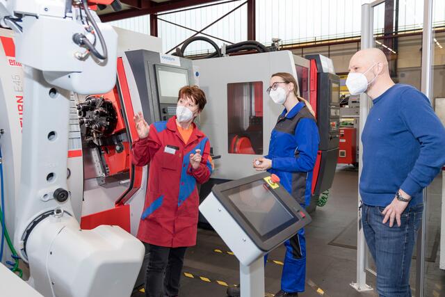 Einschulung an den modernsten Geräten: Die Industrie investiert bis zu 100.000 Euro in die Ausbildung eines Lehrlings. | Foto: Martin Meieregger