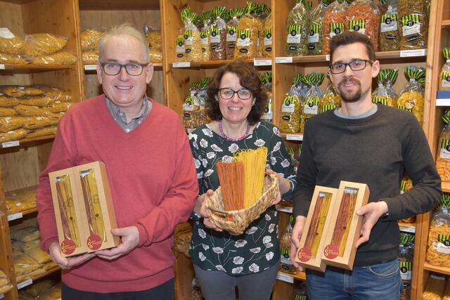 Winfried, Erna und Lukas Bischof (von links) haben anlässlich "100 Jahre Burgenland" eine Teigwaren-Sonderedition herausgebracht.