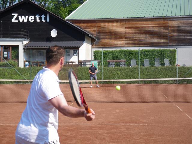 Die Zwettler Tennishobbyspieler wollen auf ihre Anlage zurück und erhoffen sich eine baldige Corona-Auflagen-Lockerung.