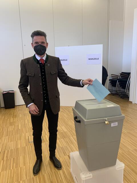 Bei der Stimmabgabe in Feistritz ob Bleiburg: Norbert Haimburger
