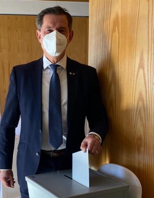 Josef Lobnig bei der Stimmabgabe in seinem Wahllokal in Haimburg