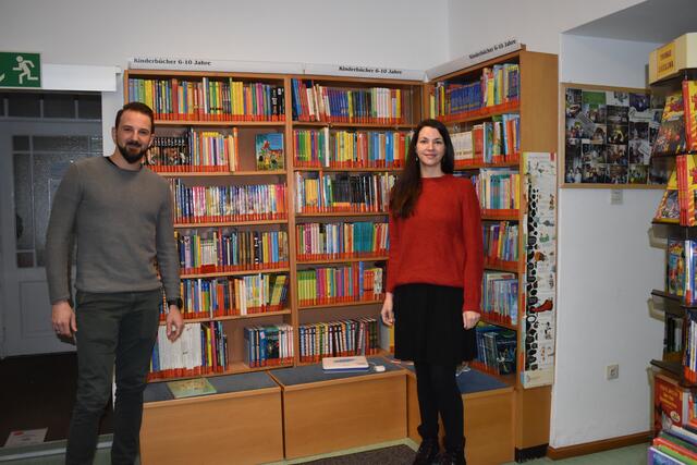 Markus Loydolt und Irmgard Trimmel vor einer kleinen Anzahl an Büchern