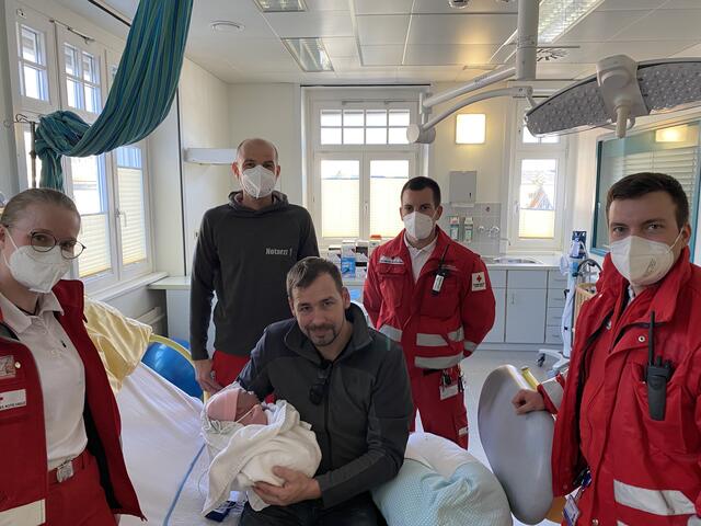 Im Bild v.l.n.r.: Rettungssanitäterin Häusler Sarah, Notarzt Dr. Clemens Flatscher, Rettungssanitäter Niklas Sagmeister und Notfallsanitäter Robert Hanser mit dem stolzen Vater und der kleinen Magdalena