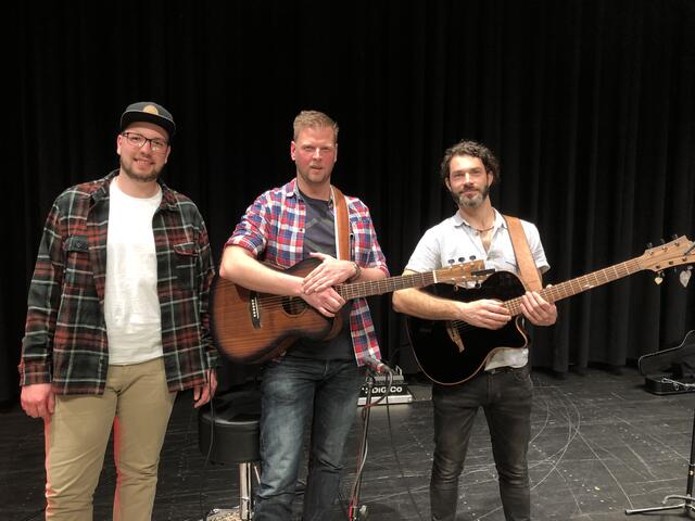 Armin "Izzo" Koravitsch (r.) kam mit zwei Begleitmusikern ins Kunsthaus.