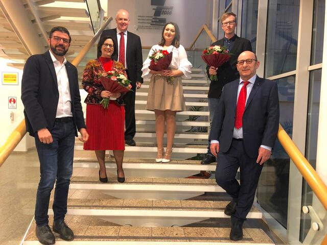 Vizebürgermeister Othmar Holzer, Bezirksvorsitzender Martin Peterl und Stadtparteivorsitzender Heinz Scheele gratulieren den Jung-Politikern und wünschen viel Erfolg bei den bevorstehenden Aufgaben.
