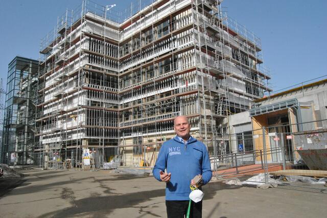 Weithin sichtbar: Bernhard Almer vor der eingerüsteten Fassade der Landesberufsschule Mitterdorf.