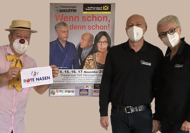 Massimo Rizzo alias Dr. Rudi Rucola bei der Spendenübergabe mit Elfriede und Erwin Fischer von der Theatergruppe Augustin. | Foto: privat