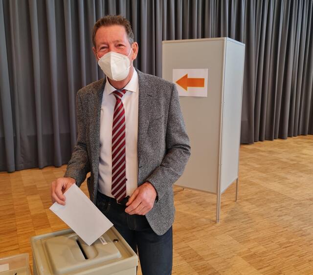 Josef Müller bei der Stimmabgabe in Griffen