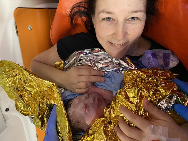 Die stolze Mutter mit der frisch geborenen Magdalena im Rettungswagen unterwegs ins Krankenhaus Schwaz - gut eingewickelt in warme Decken.