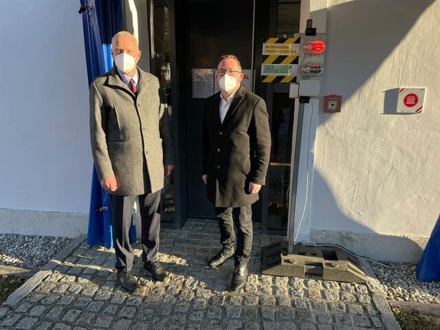Bernard Sadovnik vor dem Wahllokal in Globasnitz.